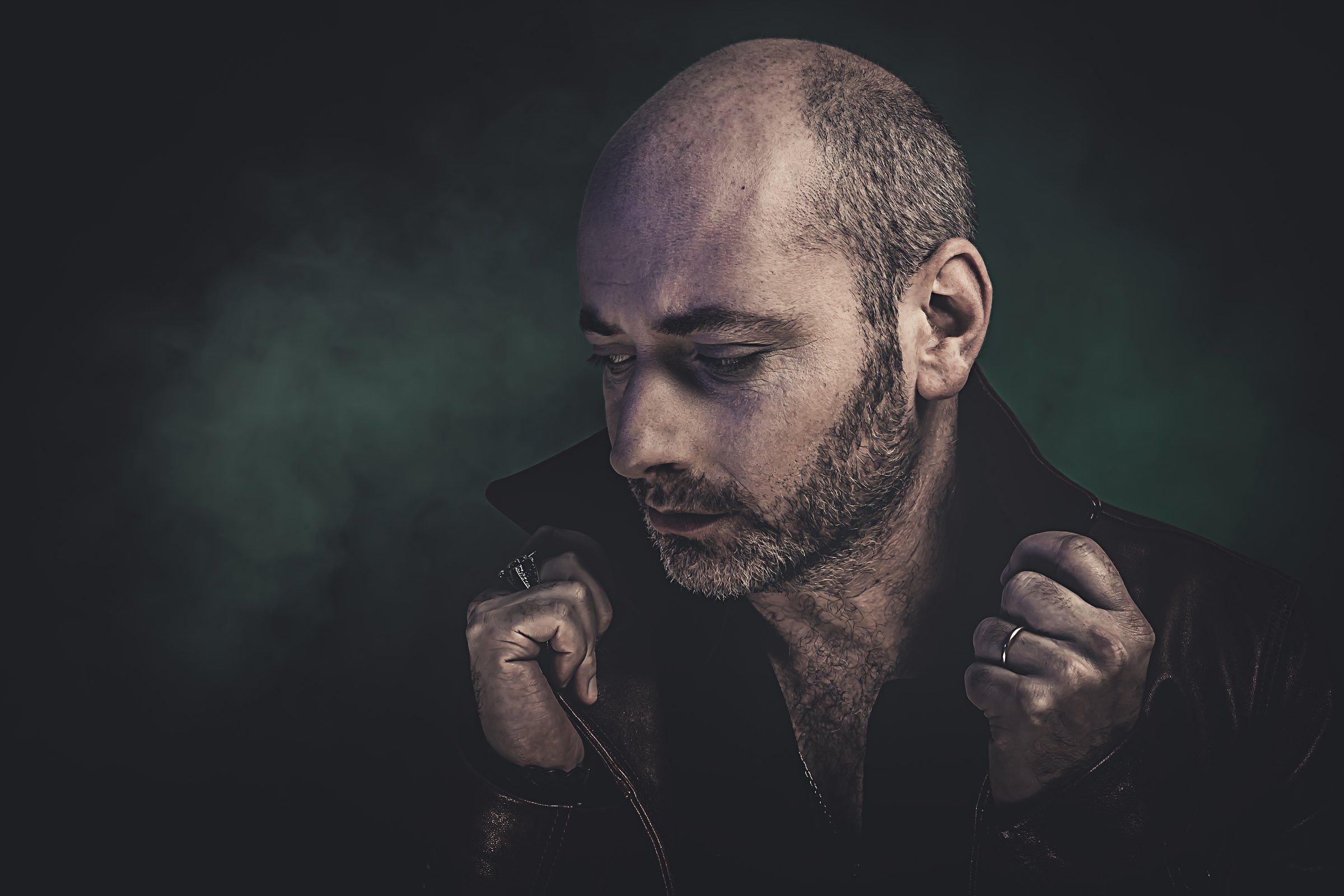 Portrait horizontal de Quentin Piepszownik sur fond sombre.